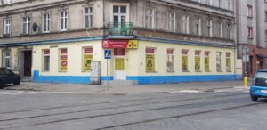 Wejście do lumpeksu U Sowy Wrocław Więckowskiego 19