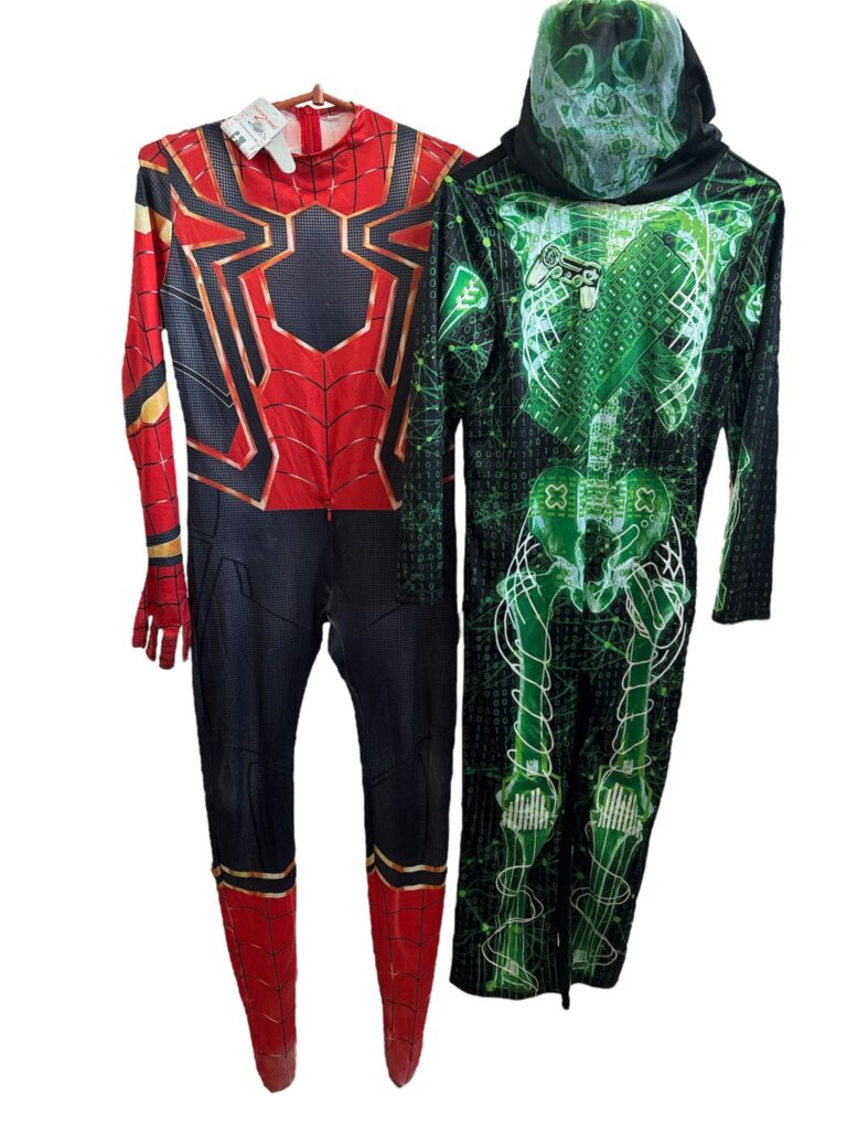 Kostium Spider-Mana i zielonego szkieleta na Halloween.
