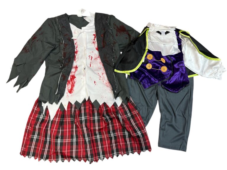 Zakrwawiona uczennica i kostium wampira.