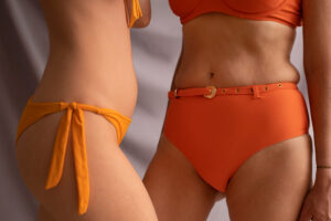 Strój kąpielowy z wysokim stanem - modelka w bikini retro